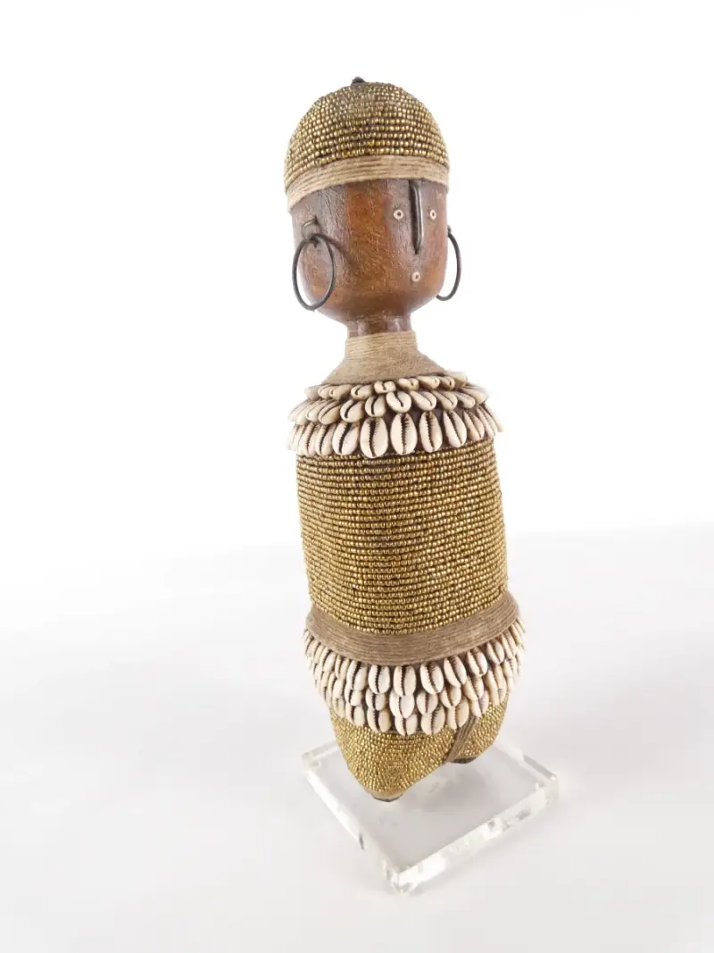 Kameroense Namji Doll versierd met kralen en schelpen – kavel bij De Kringwinkel, Heverlee