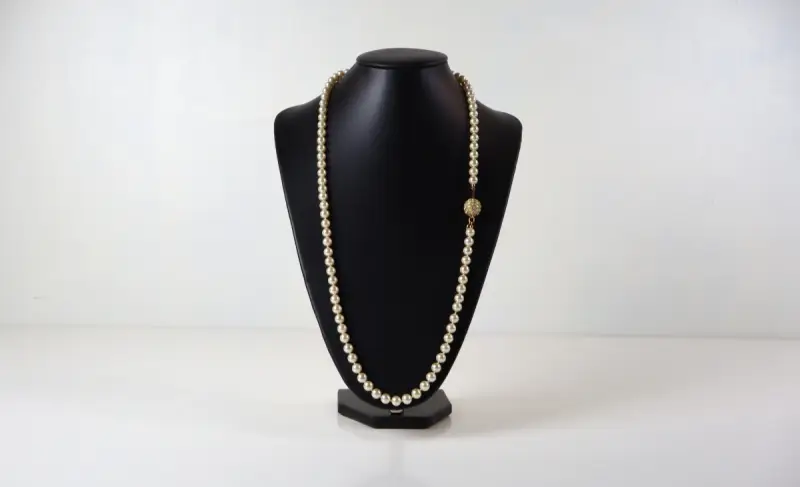 Louis Féraud parelketting – kavel bij De Kringwinkel, Izegem