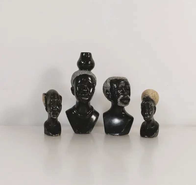 Set van vier handgesneden Afrikaanse portretbustes in steen – kavel bij De Kringwinkel, Turnhout
