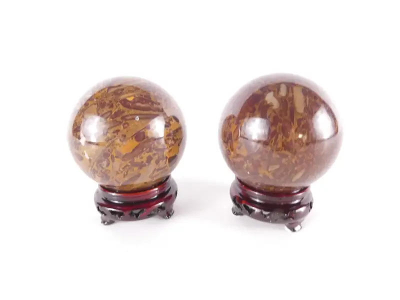 Set van 2 decoratieve stenen bollen op houten voet – kavel bij De Kringwinkel, Heverlee