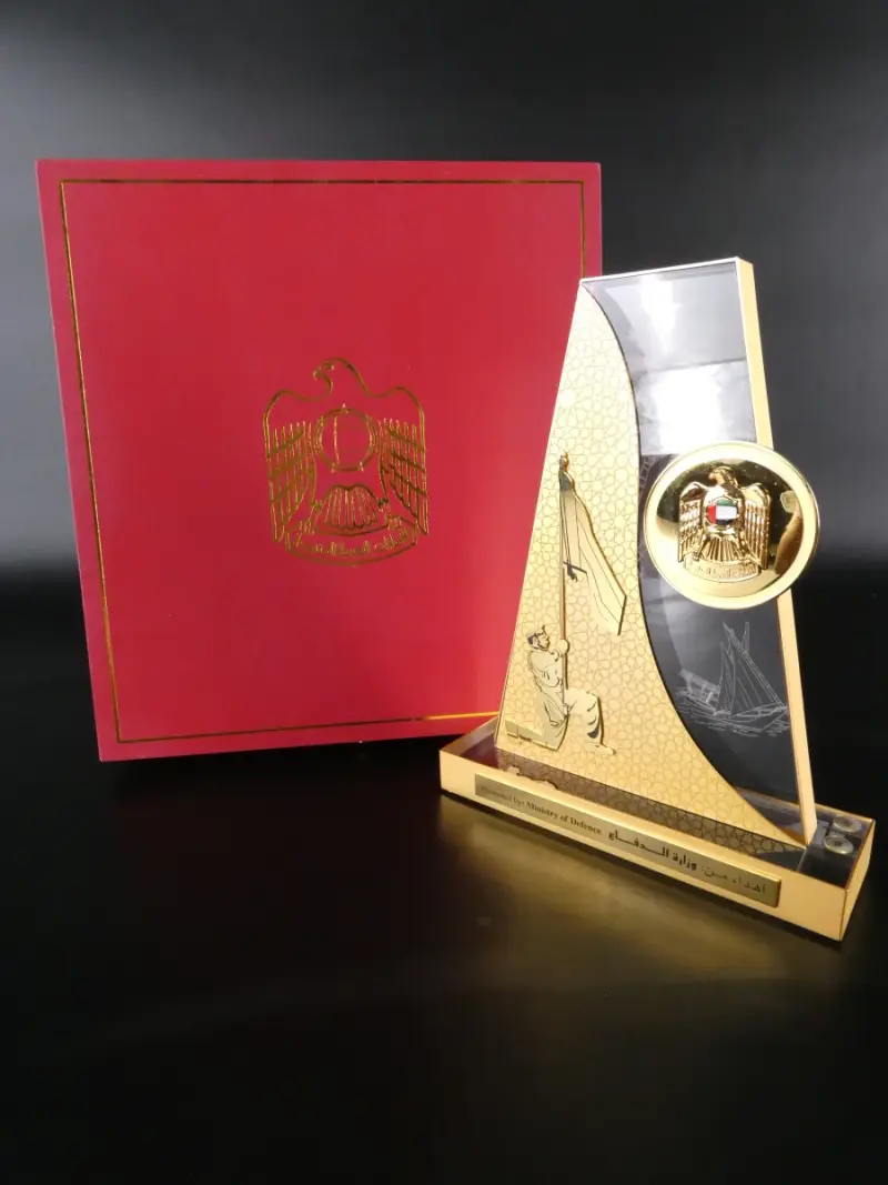 Relatiegeschenk / herdenkingsplaquette van de VAE – kavel bij De Kringwinkel, Heverlee