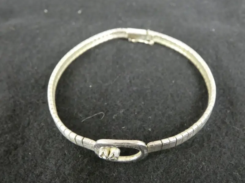 Elegante Zilveren Armband met Centraal Detail – kavel bij De Kringwinkel, Diest