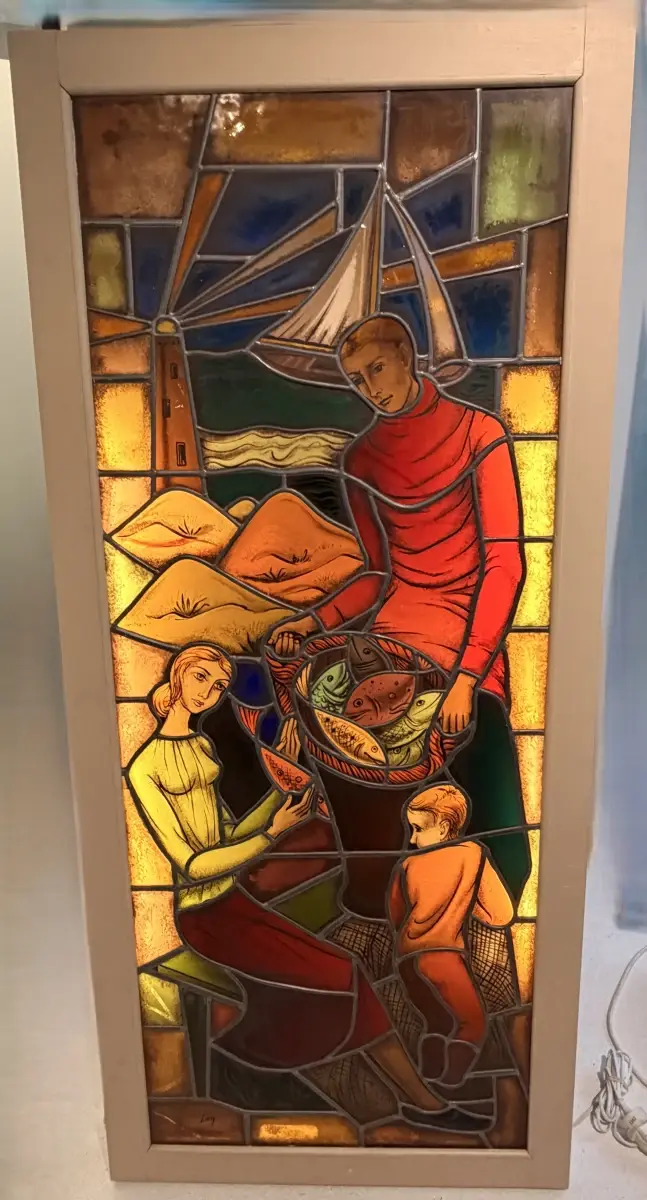 Glas-in-lood kunstwerk in lichtbak 'Vissersgezin' door Cyriel Los – kavel bij De Kringwinkel, Dendermonde