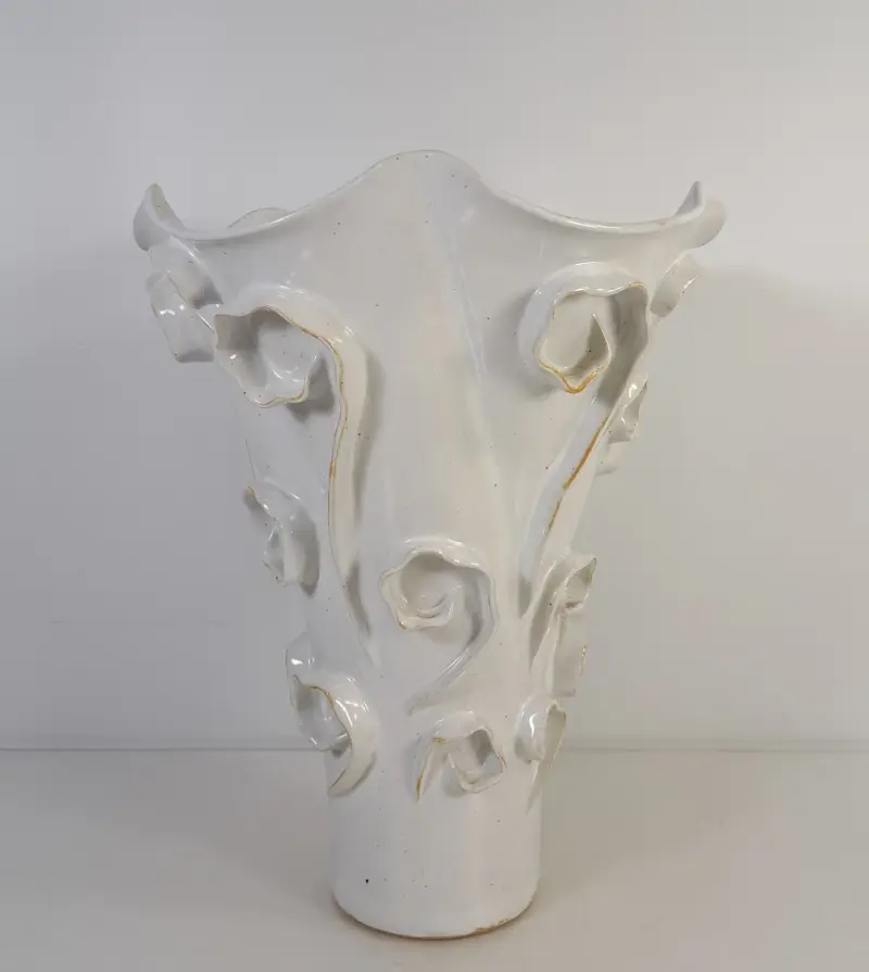 Grote witte keramische siervaas met organische decoratie – Des Pots – kavel bij De Kringwinkel, Turnhout