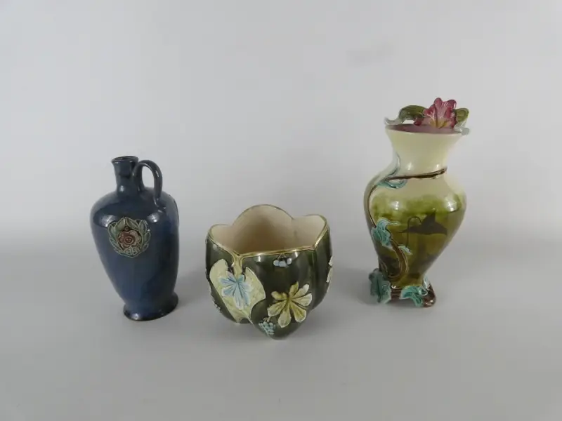 Exquisite Art Nouveau Keramiek Trio – Bohemen, Engeland, Frankrijk – kavel bij De Kringwinkel, Heverlee