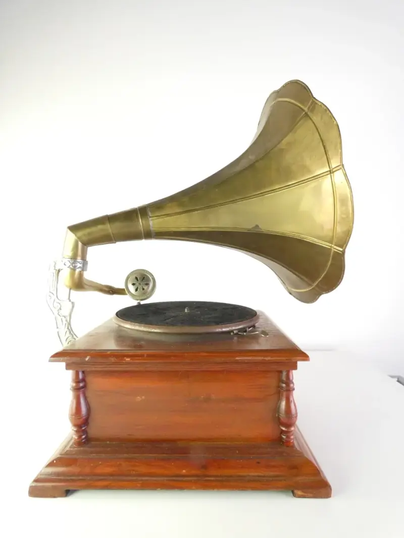 Reproductie van een His Master's Voice (HMV) grammofoon(jaren 90) – kavel bij De Kringwinkel, Heverlee