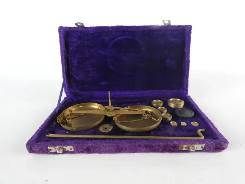 Vintage precisieweegschaalset 100 g - in paarse fluwelen doos – kavel bij De Kringwinkel, Heverlee