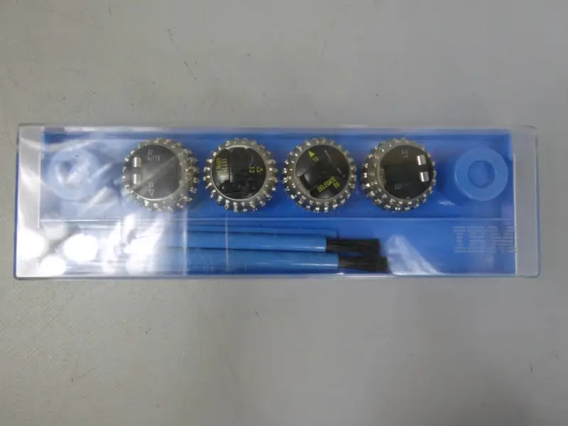 Bolletjes voor een IBM typemachine – kavel bij De Kringwinkel, Diest