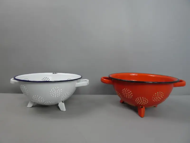 Set van 2 geëmailleerde vergieten – kavel bij De Kringwinkel, Diest