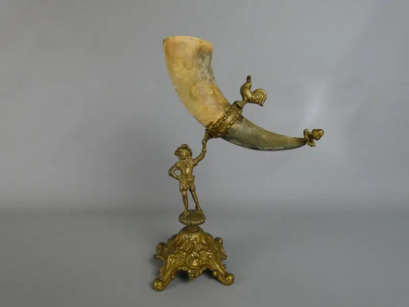 Decoratieve drinkhoorn op figuurlijke standaard – kavel bij De Kringwinkel, Diest