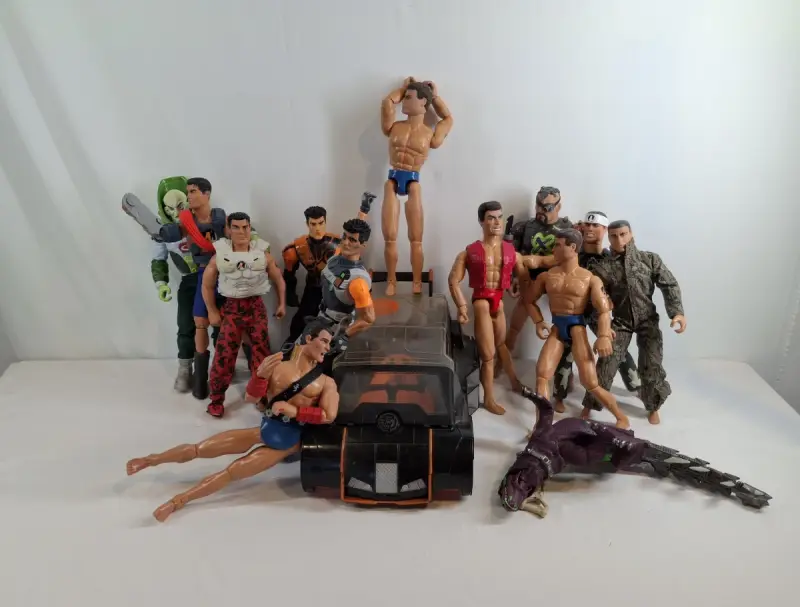 Set van 12 Actionman actiefiguren met voertuig en dinosaurusfiguur – kavel bij De Kringwinkel, Geraardsbergen