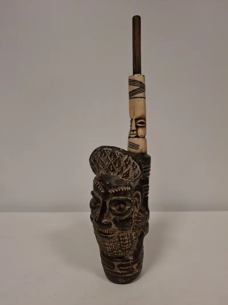 Afrikaans houtsnijwerk met beensculptuur – kavel bij De Kringwinkel, Ronse