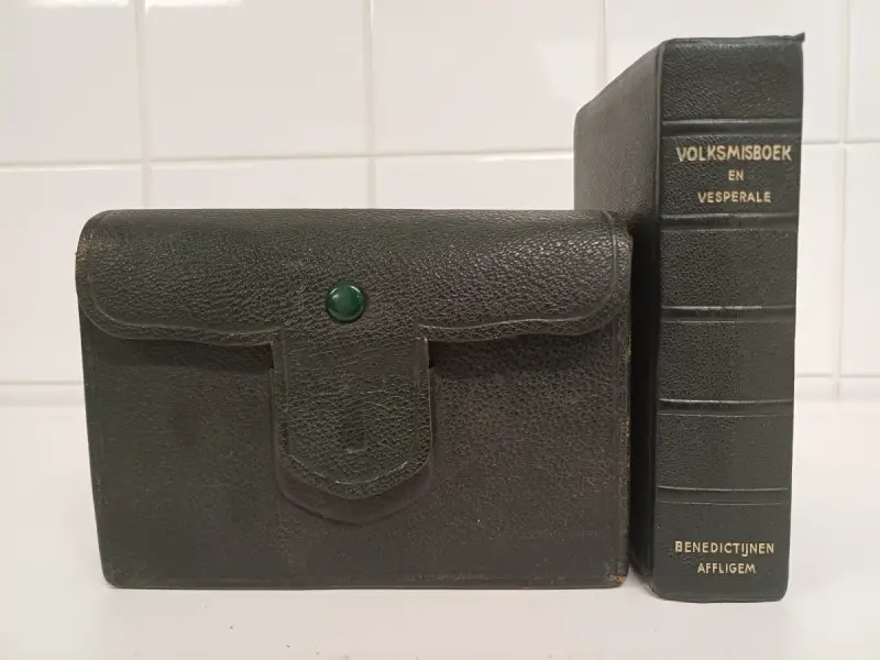 Het Volksmisboek en Vesperale met bijhorende etui – kavel bij De Kringwinkel, Liedekerke