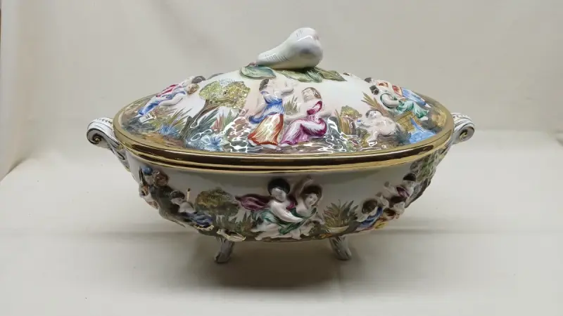 Italiaanse Capodimonte dekselschaal met reliëfdecoratie – kavel bij De Kringwinkel, Zottegem