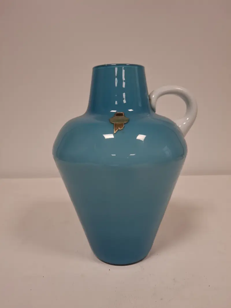 Blauwe vintage vaas met handvat en gouden sticker – kavel bij De Kringwinkel, Ronse