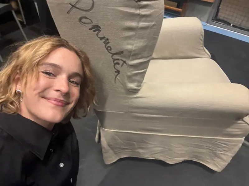 Beige fauteuil gesigneerd door Pommelien Thijs – kavel bij De Kringwinkel, Geraardsbergen