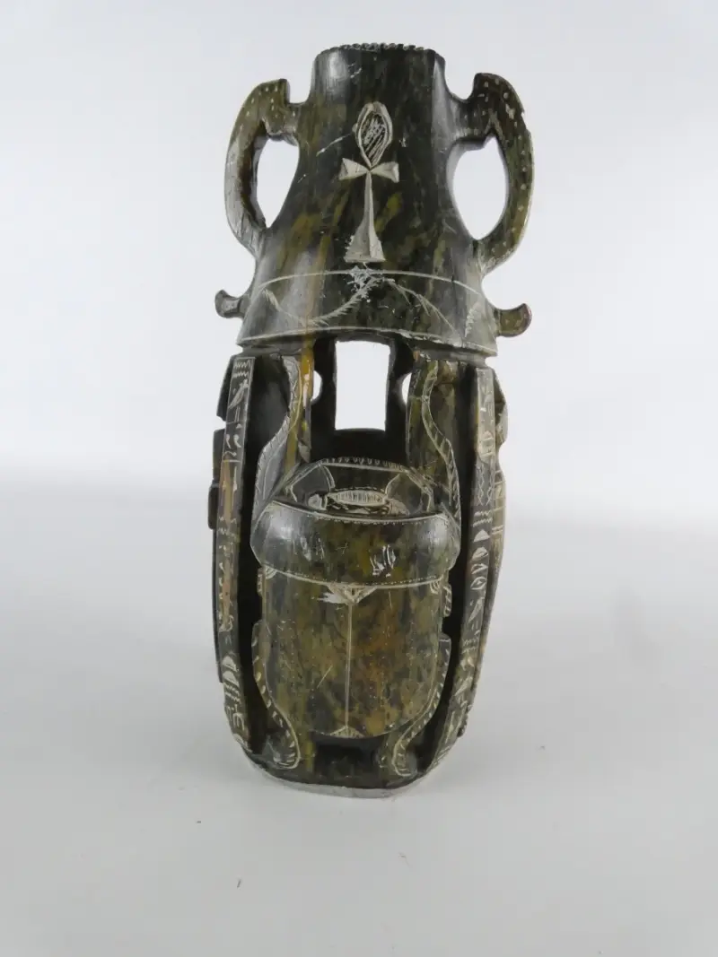 Decoratieve handgesneden stenen vaas/sculptuur in Egyptische stijl – kavel bij De Kringwinkel, Heverlee