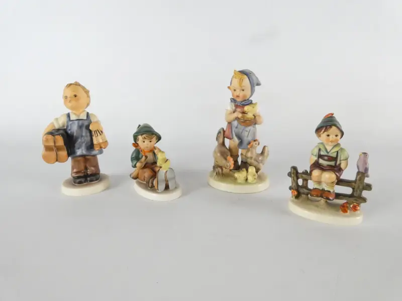 Vier handbeschilderde porseleinen M.I. Hummel-beeldjes van Goebel – kavel bij De Kringwinkel, Heverlee