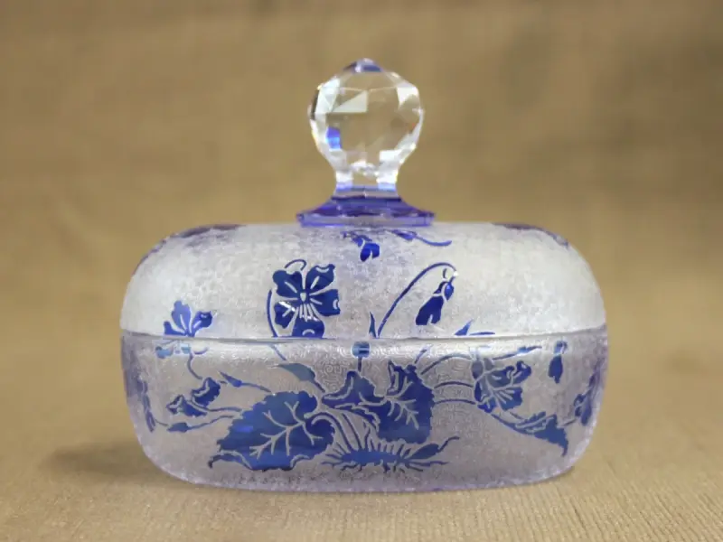Val Saint Lambert bonbonnière met kobaltblauw floraal decor – kavel bij De Kringwinkel, Antwerpen