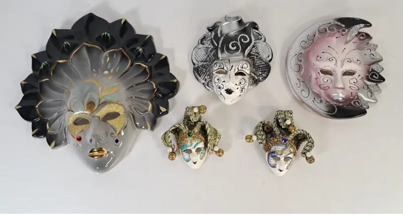 Set van 5 Venetiaanse decoratieve maskers handgeschilderd – kavel bij De Kringwinkel, Turnhout