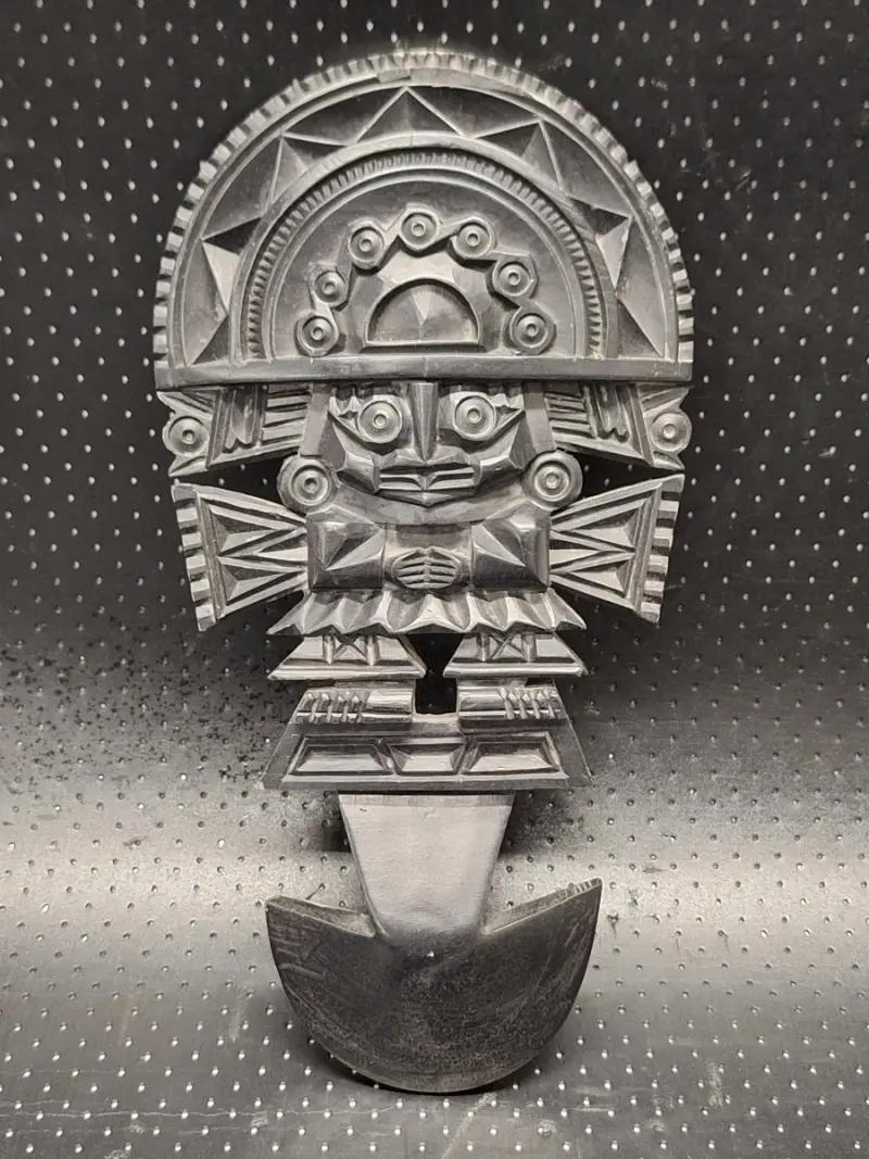 Handgesneden Peruaanse Tumi (Godenfiguur) Wandsculptuur - Zwarte Steen, Precolumbiaanse Stijl – kavel bij De Kringwinkel, Gent
