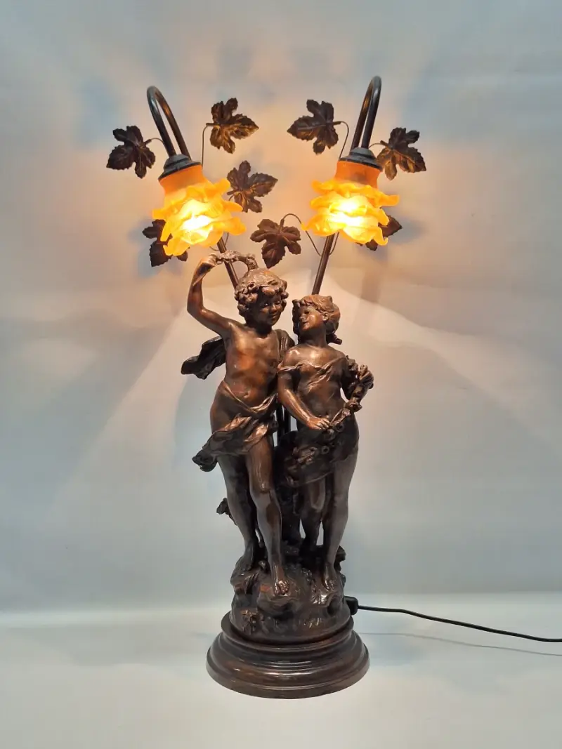 Romantische tafellamp naar Auguste Moreau - sculpturaal decor met twee amberkleurige bloemkappen – kavel bij De Kringwinkel, Gent