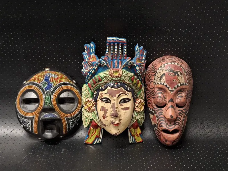 Set van drie vintage houten wandmaskers uit Afrika, Azie en Indonesie – kavel bij De Kringwinkel, Gent