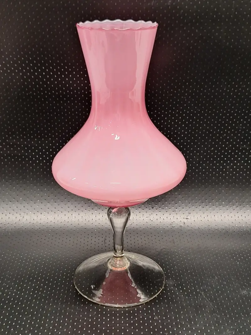 Italiaanse mond geblazen roze opaline vaas op voet uit de regio Empoli - Mid-Century Modern – kavel bij De Kringwinkel, Gent