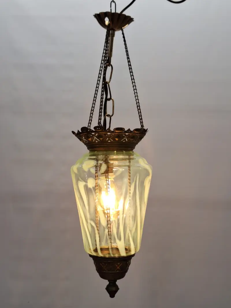 Antieke Art Nouveau hanglamp ca. 1900 - uraniumglas en rijk gedecoreerd metaal – kavel bij De Kringwinkel, Gent