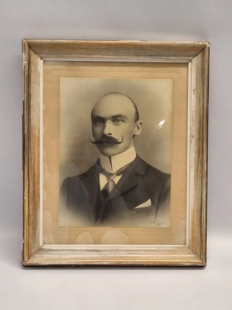 Antieke studiofoto van een heer met imposante snor - Belle Époque, circa 1900 – kavel bij De Kringwinkel, Gent