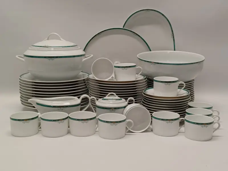 67-delig Porcelaine de Sologne servies met groene gemarmerde rand - Frankrijk – kavel bij De Kringwinkel, Gent