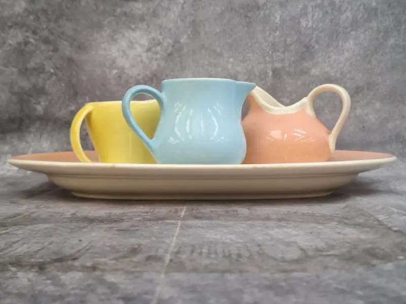 Pastelkleurige Mid-Century Modern vierdelig serviesset van Boch Frères en Villeroy en Boch – kavel bij De Kringwinkel, Gent