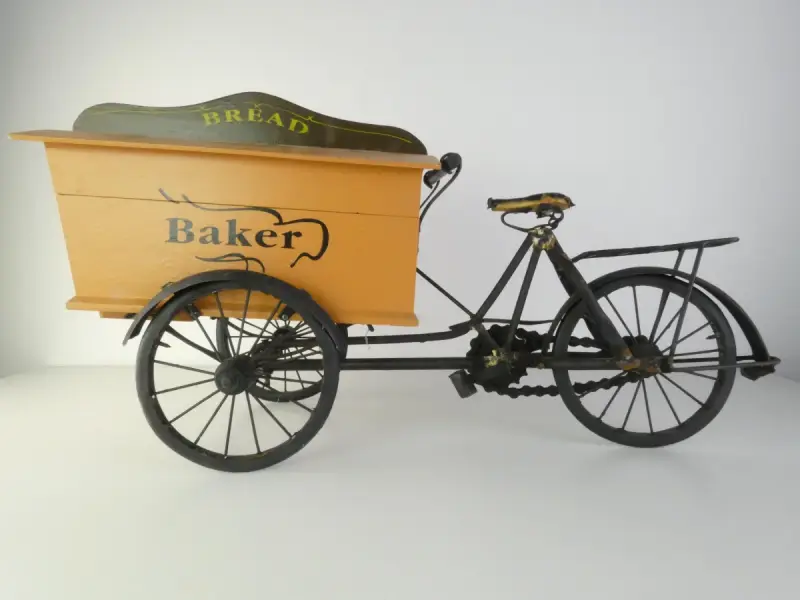 Miniatuur triporteur bakkersfiets – decoratief schaalmodel met broodbak – kavel bij De Kringwinkel, Heverlee