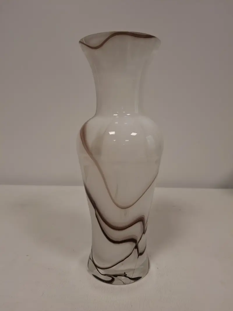 Vintage mondgeblazen opaline glazen vaas – kavel bij De Kringwinkel, Ronse