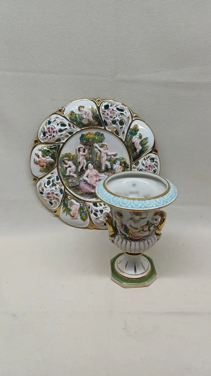 Set Capodimonte porselein met bord en vaas – kavel bij De Kringwinkel, Zottegem