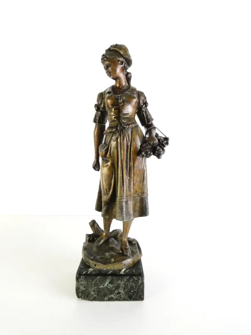 Vintage metalen beeld van jonge vrouw – kavel bij De Kringwinkel, Heverlee