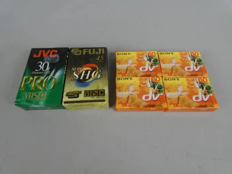Verzameling van verschillende soorten lege videocassettes – kavel bij De Kringwinkel, Diest