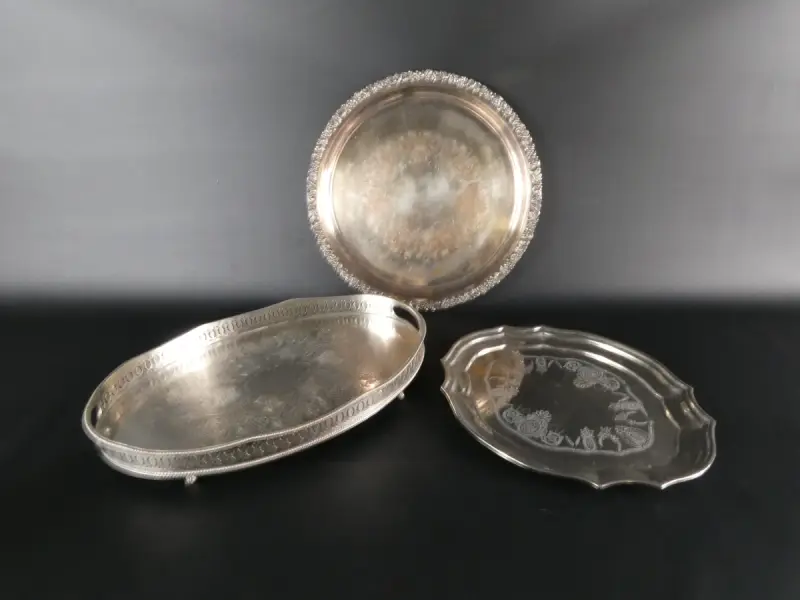 3 verzilverde dienbladen, Engeland (4285 gr.) – kavel bij De Kringwinkel, Heverlee