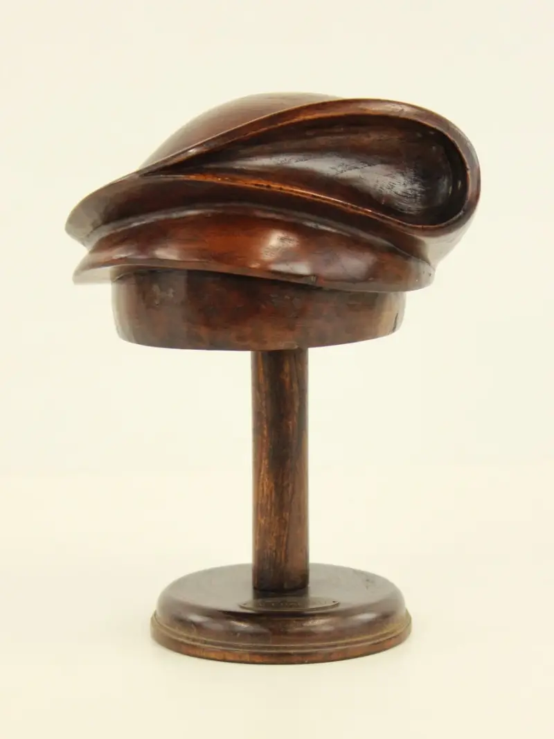 Massief houten hoedenstandaard – Le Chapeau Antwerpen – kavel bij De Kringwinkel, Antwerpen