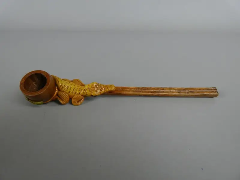 Houten pijp met krokodil en bladmotief – kavel bij De Kringwinkel, Diest