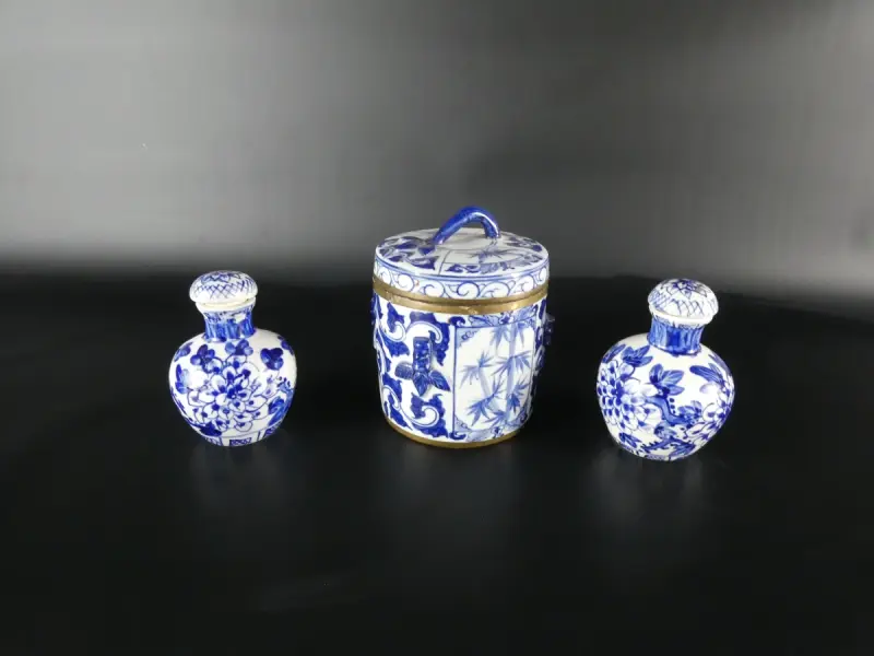 Decoratieve 3-delige blauw-witte porseleinen set – kavel bij De Kringwinkel, Heverlee