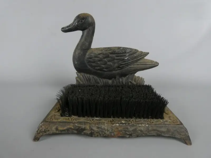 Vintage metalen schoenveger met eend decoratie – kavel bij De Kringwinkel, Diest