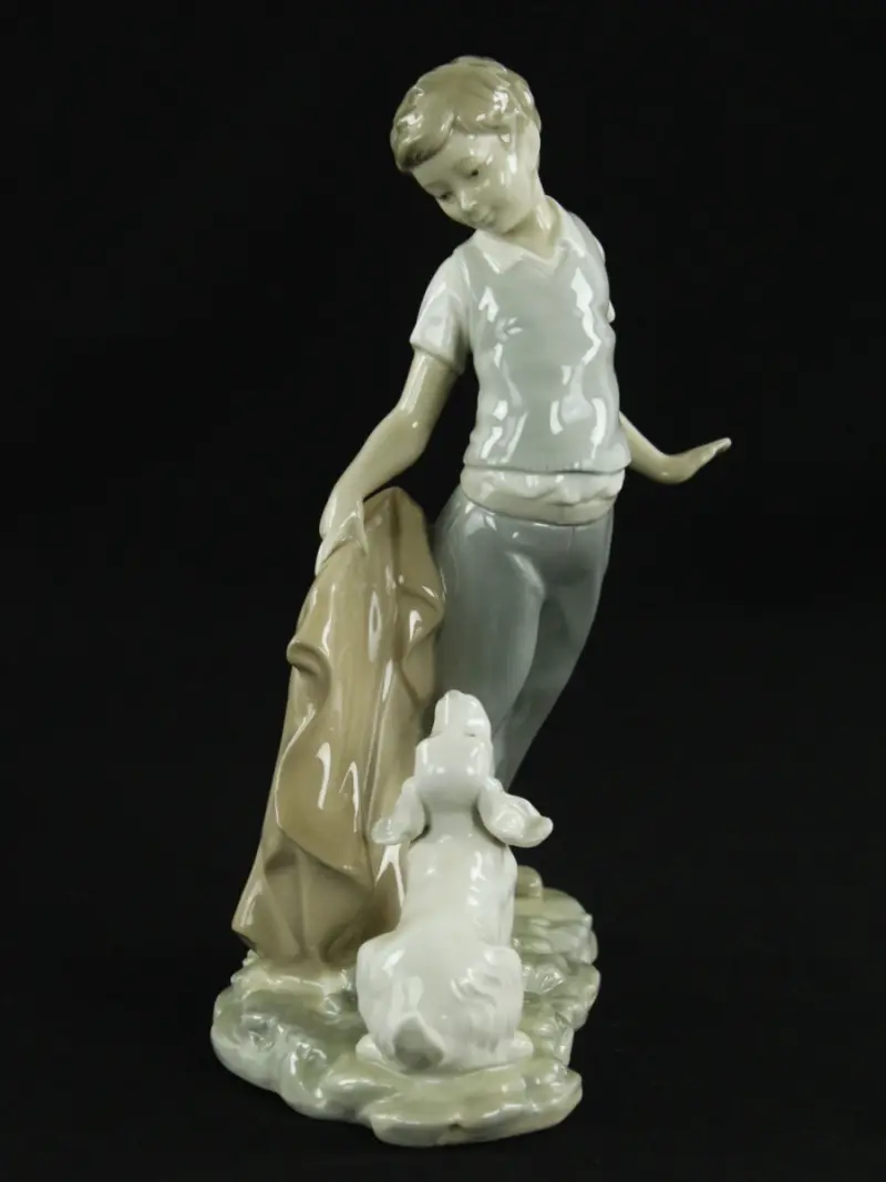 NAO by Lladró – “Niño Jugando con Cachorro” – Vicente Martínez – kavel bij De Kringwinkel, Antwerpen