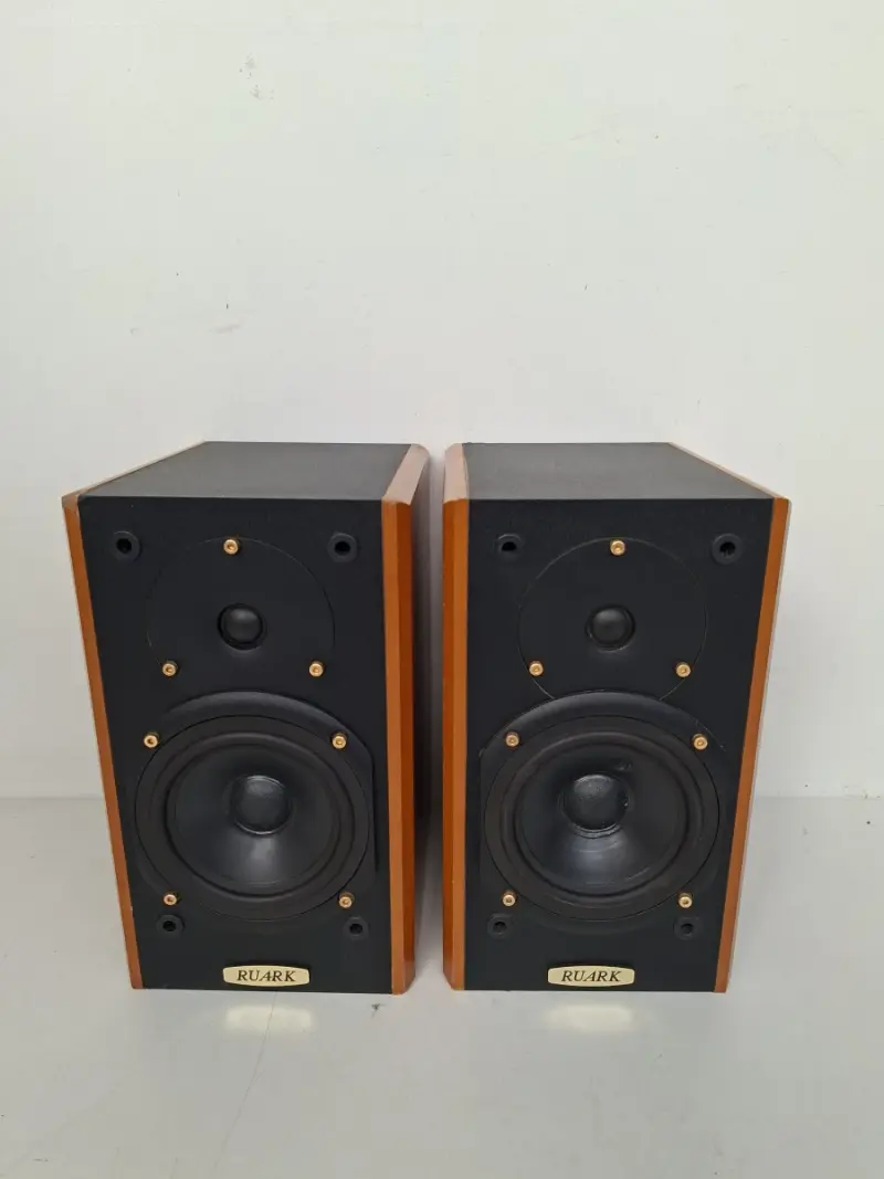Set Premium Ruark Epilogue Monitor Luidsprekers – Handcrafted in the UK – Kersenfineer – kavel bij De Kringwinkel, Waardamme