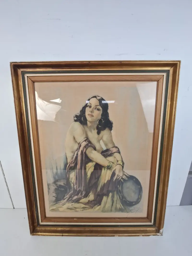 Groot Vintage Schilderij – "Zigeunerin met Tamboerijn" in de stijl van Yves Diey – Goudkleurige Kader (66x85 cm) – kavel bij De Kringwinkel, Waardamme