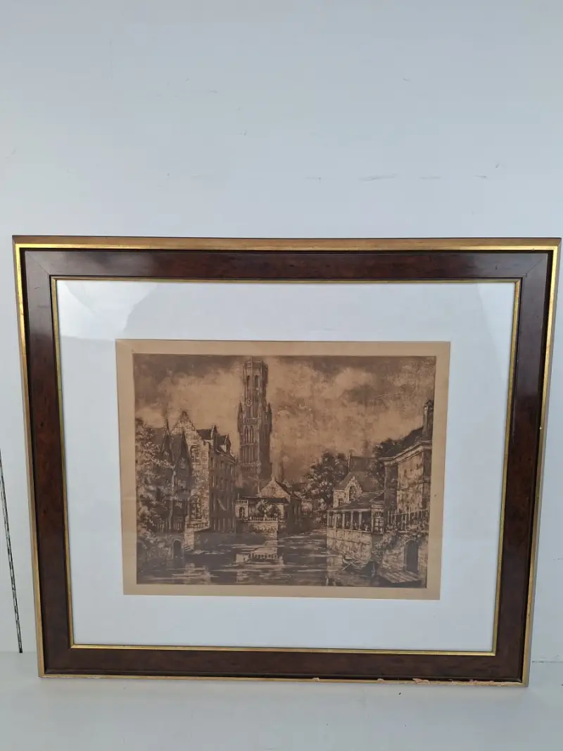 Authentieke Ets van het Rozenhoedkaai Brugge met Belfort – Handgesigneerd J. Vanlandeghem – Luxe Wortelhout Look Lijst – kavel bij De Kringwinkel, Waardamme