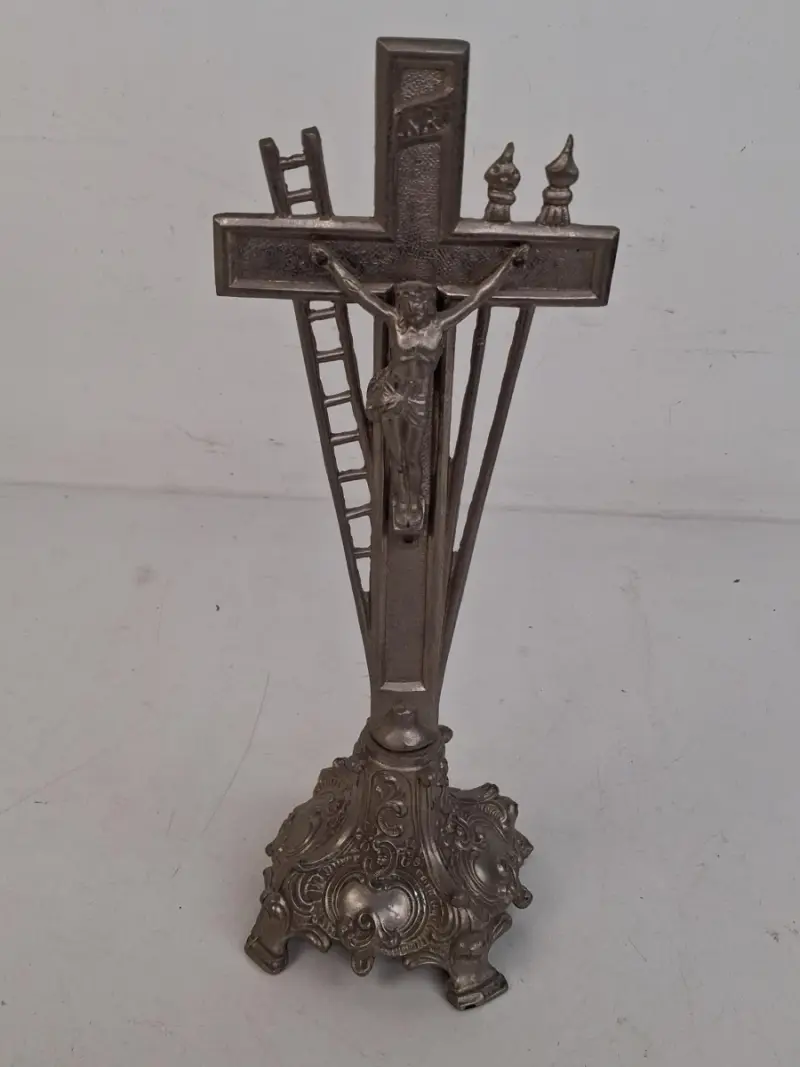 Antiek staand altaarkruis (Arma Christi) – kavel bij De Kringwinkel, Waardamme