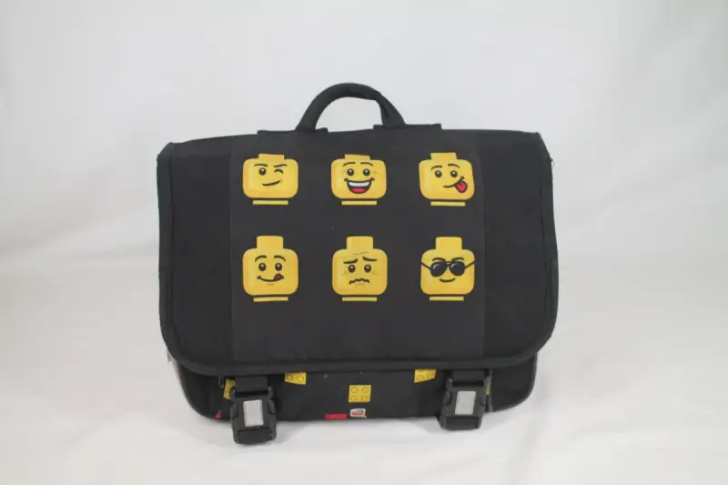 Boekentas met Lego Faces – kavel bij De Kringwinkel, Brecht