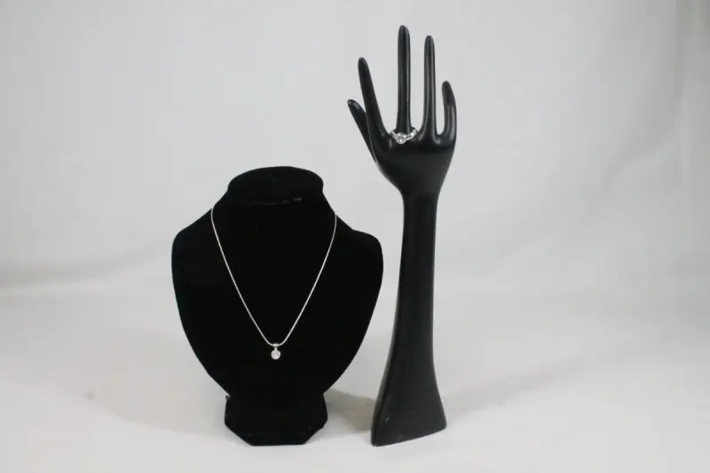 Zilverkleurige juwelenset (Ring en halsketting) – kavel bij De Kringwinkel, Brecht