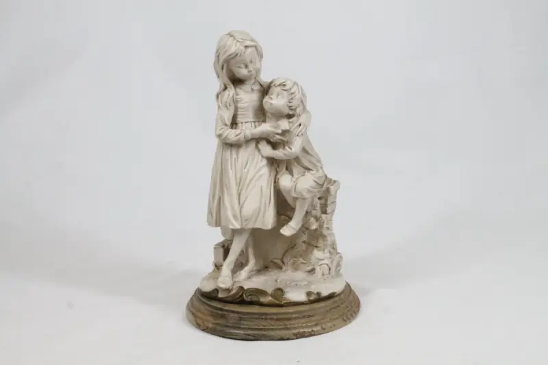 Vintage sculptuur grote zus en haar broertje - Giuseppe Armani – kavel bij De Kringwinkel, Brecht